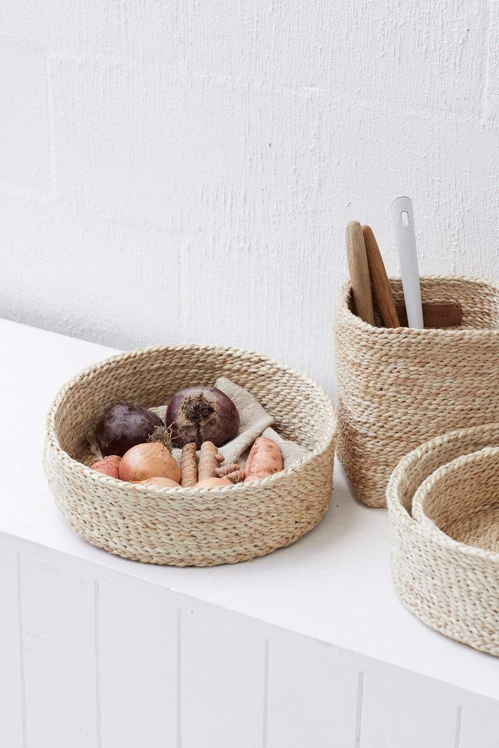 https://thedharmadoor.com.au/cdn/shop/products/the-dharma-door-baskets-and-storage-trio-of-round-baskets-natural-28479979814979_1600x.jpg?v=1674530402